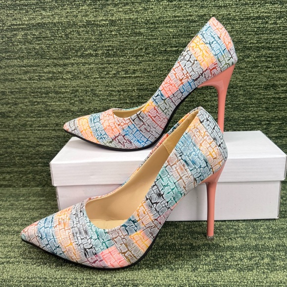 Wenfuni High Heels/Stilettos Ladies Footwear. Size 7.5 US / 38 E. - Picture 2 of 9